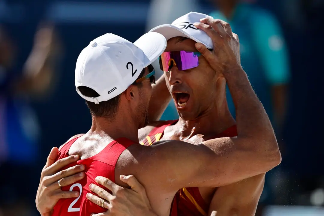 Los espa&ntilde;oles Pablo Herrera y Adri&aacute;n Gavira celebran la victoria. EFE/EPA/RITCHIE B. TONGO