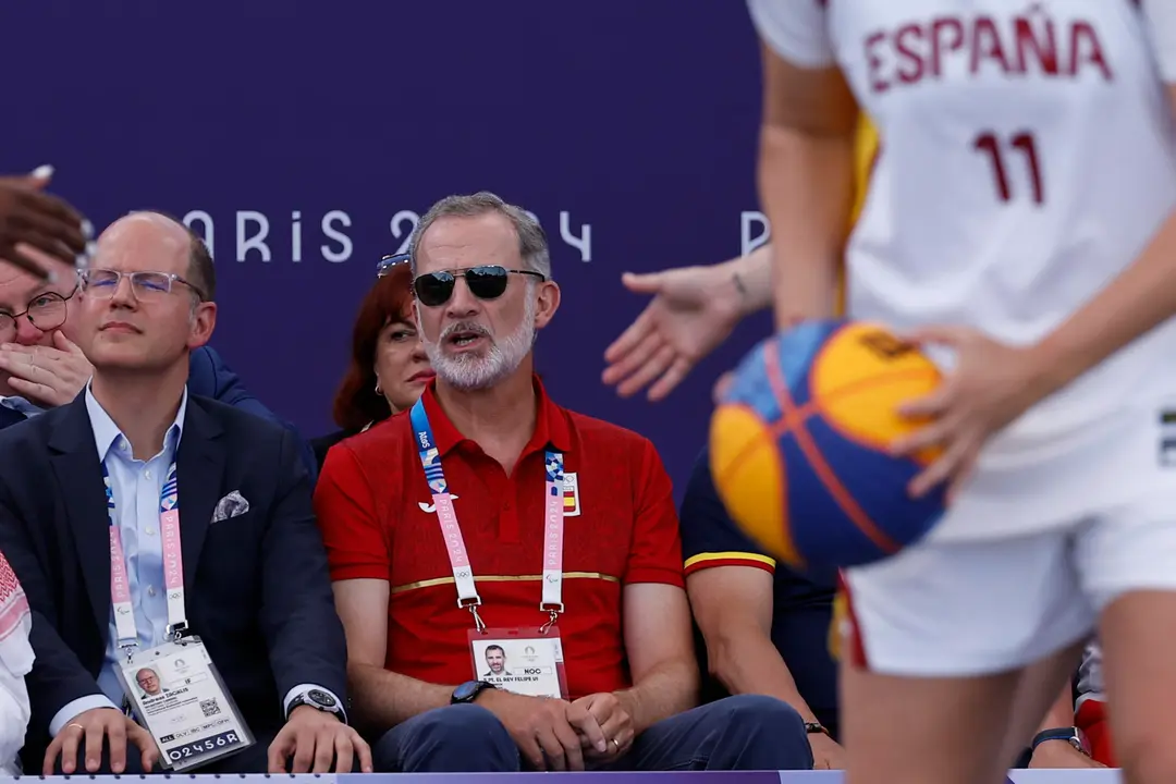 El rey Felipe VI durante la semifinal femenina de baloncesto 3x3 celebrada en el marco de los Juegos Ol&iacute;mpicos Par&iacute;s 2024, este lunes, en la capital gala. EFE/ Miguel To&ntilde;a