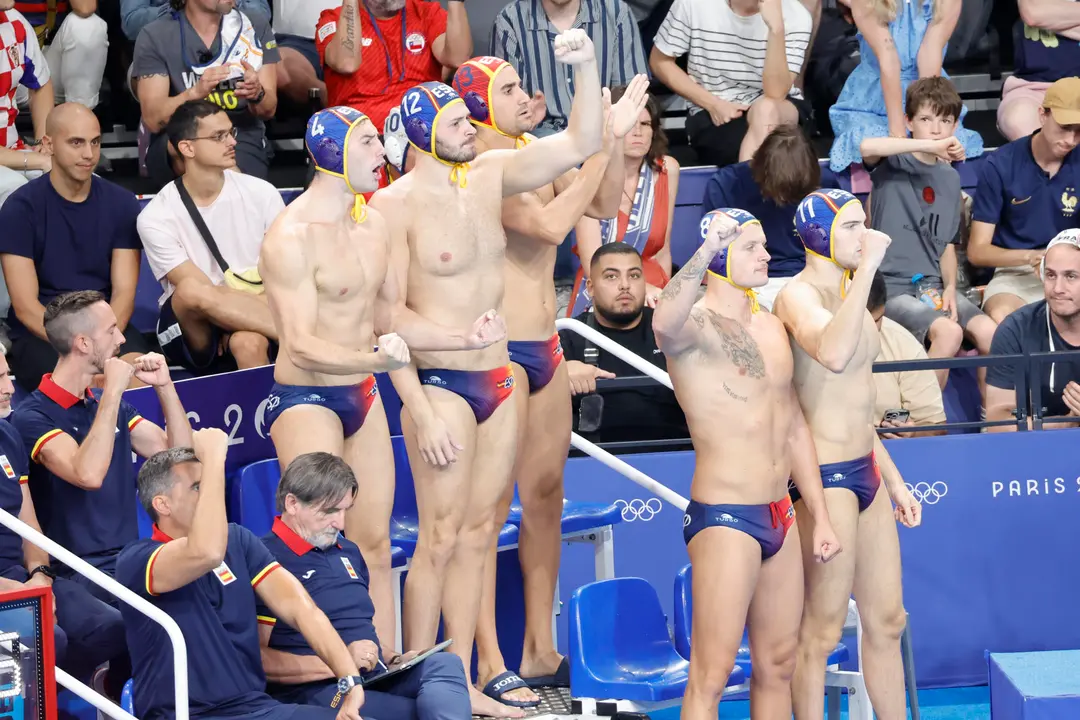 El equipo de Espa&ntilde;a durante el partido de la ronda preliminar de waterpolo de los Juegos Ol&iacute;mpicos Par&iacute;s 2024, que Francia y Espa&ntilde;a disputaron en Nanterre, Francia.   EFE/ Lavandeira Jr