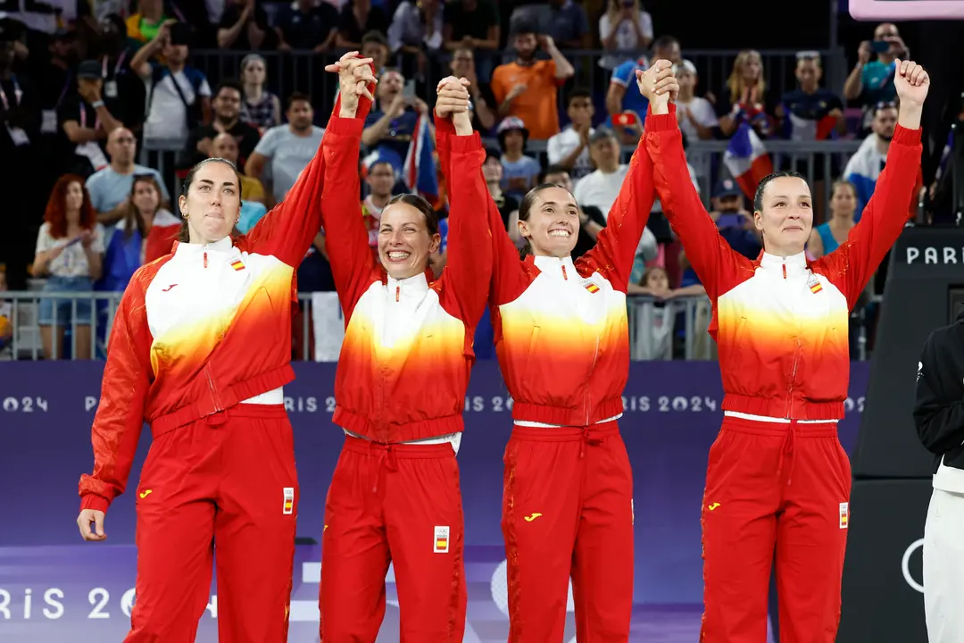 El equipo espa&ntilde;ol gana la medalla de plata en baloncesto 3x3 femenino, entre Alemania y Espa&ntilde;a, celebrada en el marco de los Juegos Ol&iacute;mpicos Par&iacute;s 2024, este lunes, en la capital gala. EFE/ Miguel To&ntilde;a