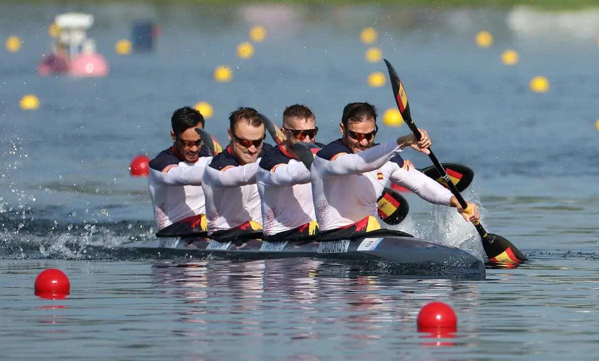 (D-I) El K-4 espa&ntilde;ol, formado por Sa&uacute;l Craviotto, Carlos Ar&eacute;valo, Marcus Cooper y Rodrigo Germade, durante su participaci&oacute;n en las eliminatorias de 500 m, en los Juegos Ol&iacute;mpicos de Par&iacute;s 2024. EFE/EPA/ALI HAIDER