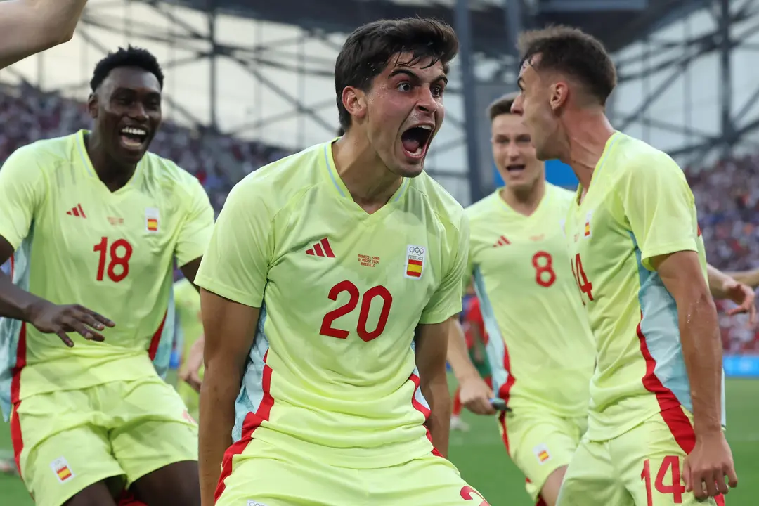 El espa&ntilde;ol Juanlu (c) celebra su gol, que supuso e 1-2 ante Marruecos en la semifinal entre Espa&ntilde;a y Marruecos, de los Juegos Ol&iacute;mpicos Par&iacute;s 2024. EFE/Kiko Huesca