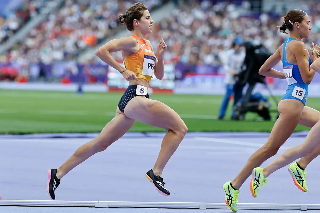 La atleta espa&ntilde;ola Marta P&eacute;rez en la serie que concluy&oacute; en la sexta plaza y se clasific&oacute; a las semifinales de los 1500m femeninos en los Juegos Ol&iacute;mpicos Par&iacute;s 2024. EFE/Miguel To&ntilde;a