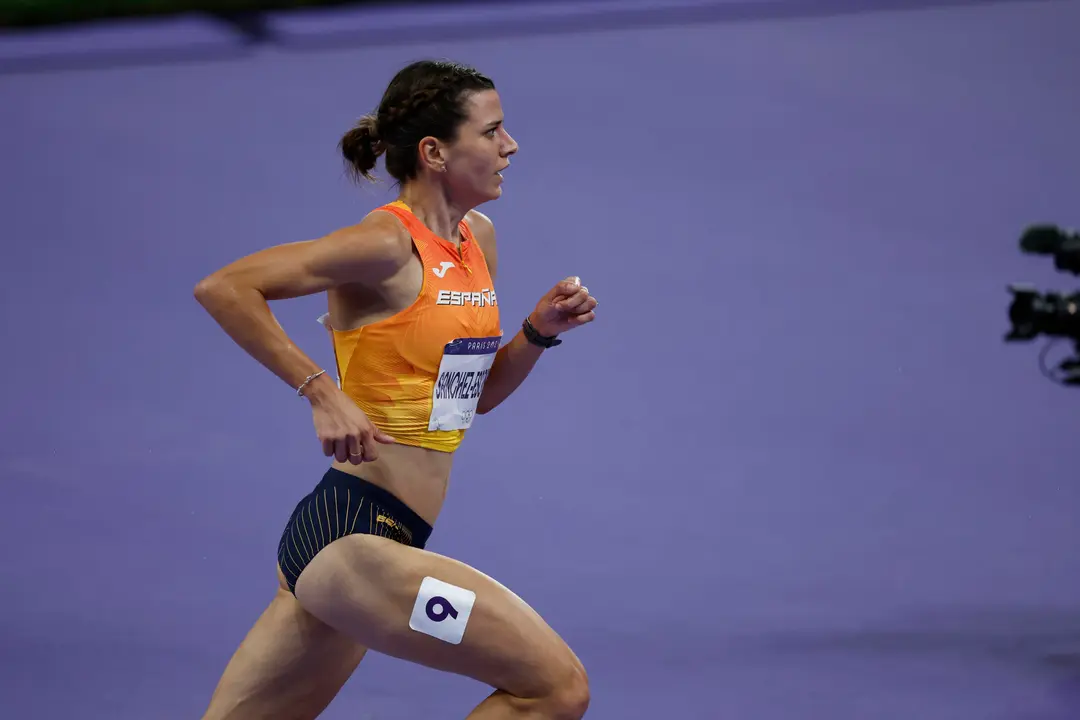 La atleta espa&ntilde;ola Irene S&aacute;nchez-Escribano compiten en la final femenina de 3000m obst&aacute;culos parte del Atletismo de los Juegos Ol&iacute;mpicos Par&iacute;s 2024 este martes, en la capital gala. EFE/ Juanjo Mart&iacute;n