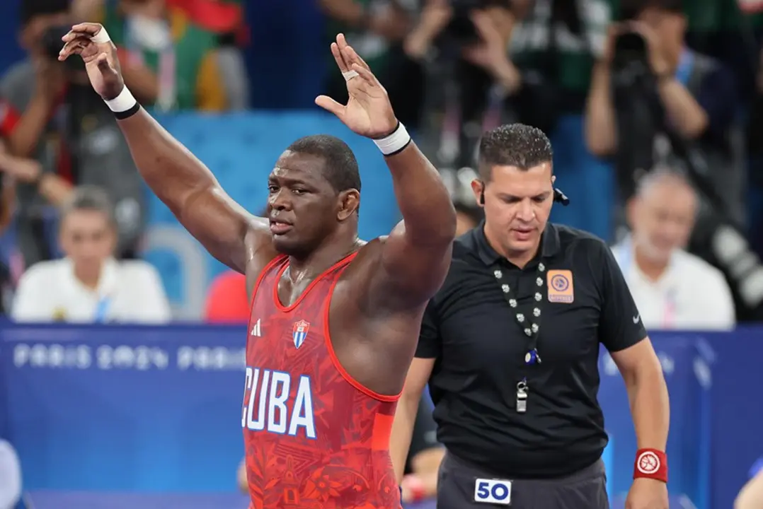 El luchador cubano Mijain L&oacute;pez celebra la victoria ante el luchador chileno Yasmani Acosta en la final de Lucha Grecorromana de los Juegos Ol&iacute;mpicos Par&iacute;s 2024. EFE/ Miguel Guti&eacute;rrez