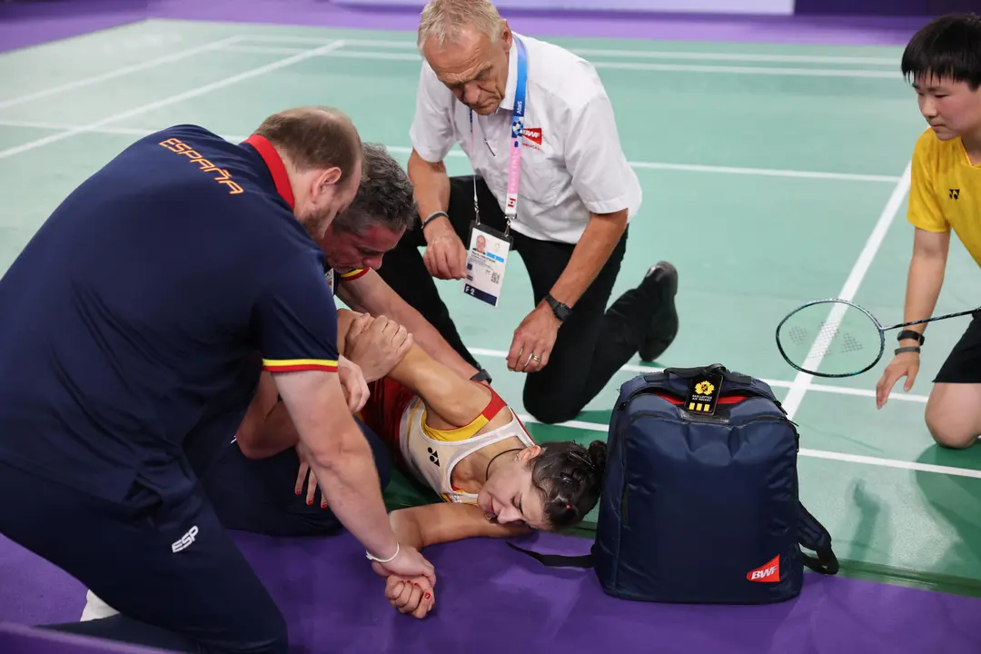 Carolina Mar&iacute;n, jugadora espa&ntilde;ola de badmint&oacute;n, tras lesionarse en la semifinal de los Juegos de Par&iacute;s. . EFE/ Miguel Gutierrez