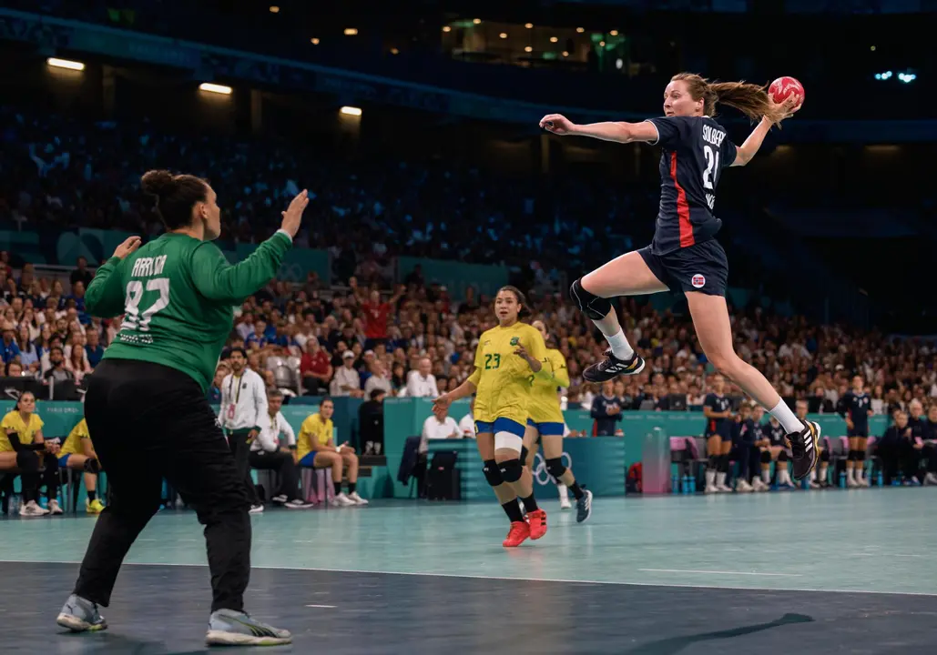 El noruego Sanna Solberg-Isaksen (d) en acci&oacute;n ante la portera brasile&ntilde;a Renata De Arruda durante el partido de cuartos jugado en Villeneuve-d'Ascq. EFE/EPA/ALEX PLAVEVSKI