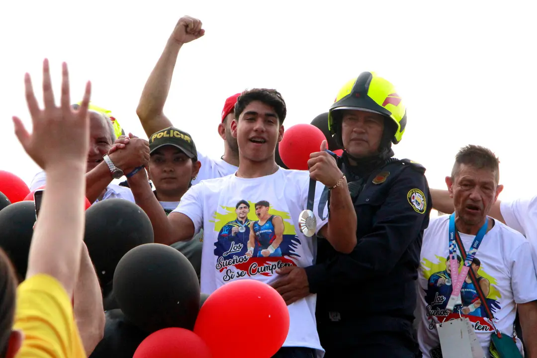 El gimnasta colombiano &Aacute;ngel Barajas (c) fue registrado este martes, 6 de agosto, durante su recibimiento, luego de que ganara la medalla de plata en barra fija de los Juegos Ol&iacute;mpicos de Par&iacute;s, en C&uacute;cuta (Norte de Santander). EFE/Mario Caicedo