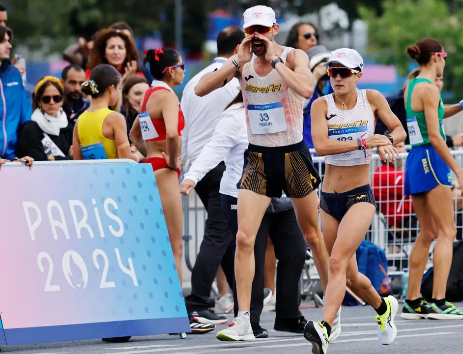 Los espa&ntilde;oles Alvaro Martin (i) y Mar&iacute;a P&eacute;rez (d) durante la prueba del relevo mixto de marcha, en la que se proclamaron campeones ol&iacute;mpicos. EFE/EPA/TOLGA AKMEN