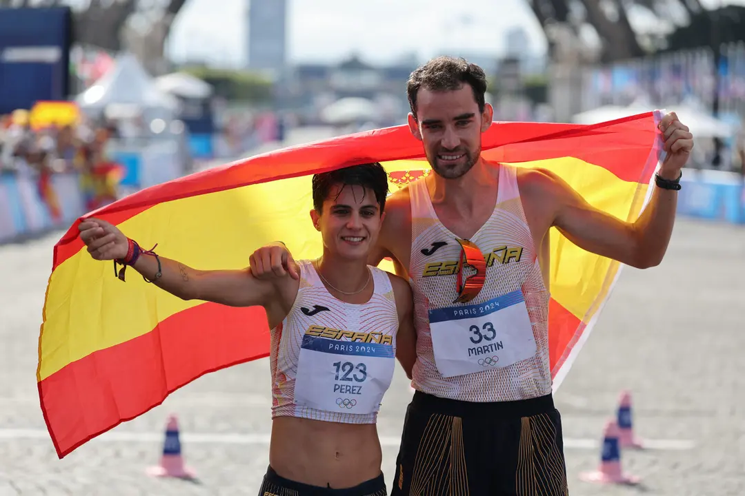 La atleta espa&ntilde;ola Mar&iacute;a P&eacute;rez posa junto a &Aacute;lvaro Mart&iacute;n tras ganar el oro en marat&oacute;n mixto de marcha de los Juegos Ol&iacute;mpicos de Par&iacute;s 2024, este mi&eacute;rcoles, en la capital francesa. EFE/ Miguel Guti&eacute;rrez