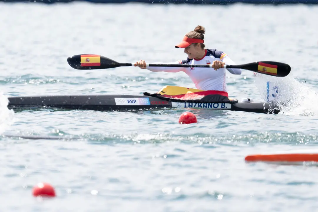 La espa&ntilde;ola Bego&ntilde;a Lazkano ha logrado este mi&eacute;rcoles pasar a las semifinales de K1 500 en los Juegos de Par&iacute;s. Lazkano perdi&oacute; posiciones en la segunda mitad de la prueba, pero sin ver peligrar su plaza, que firm&oacute; con 1:53.83, tiempo algo superior al de las series. EFE/Federaci&oacute;n Pirag&uuml;ismo/ Rafa Aparicio