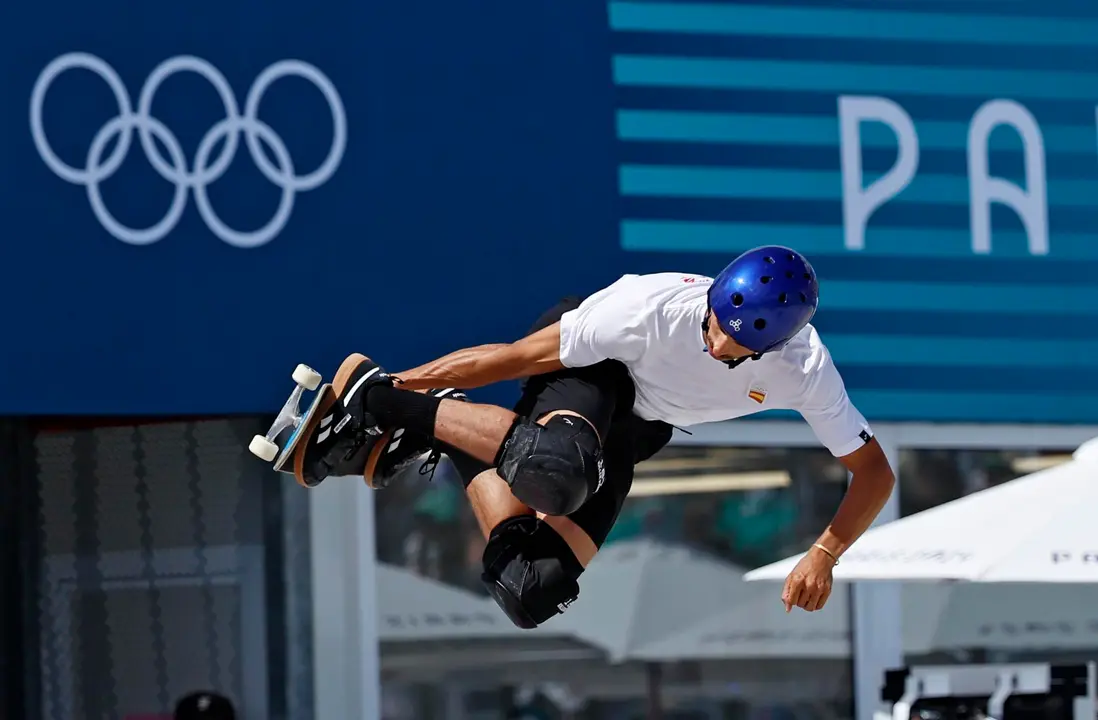 El espa&ntilde;ol Danny Leon compite en la preliminares del Skateboarding en La Concorde en Paris, Francia. EFE/EPA/MOHAMMED BADRA