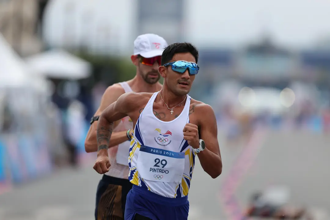 El atleta ecuatoriano Brian Daniel Pintado (c), seguido de cerca del espa&ntilde;ol &Aacute;lvaro Mart&iacute;n (detr&aacute;s), lidera el marat&oacute;n mixto de marcha de los Juegos Ol&iacute;mpicos de Par&iacute;s 2024, este mi&eacute;rcoles, en la capital francesa. EFE/ Miguel Guti&eacute;rrez
