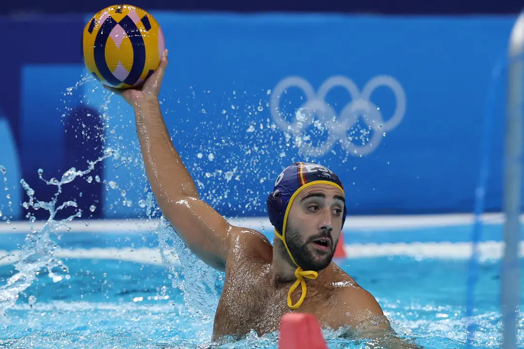 El espa&ntilde;ol Marc Larumbe se prepara para lanzar un pase durante el partido de waterpolo de cuartos de final entre Croacia y Espa&ntilde;a celebrado en el marco de los Juegos Ol&iacute;mpicos Par&iacute;s 2024 en Nanterre, Francia. EFE/Juanjo Martin