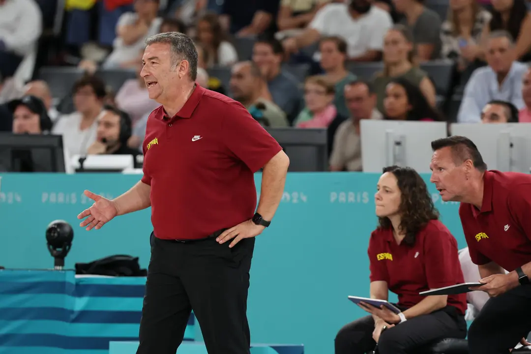 El entrenador de la selecci&oacute;n espa&ntilde;ola de baloncesto femenino Miguel M&eacute;ndez (i) da instrucciones a sus jugadoras durante el partido de cuartos de final de baloncesto femenino de los Juegos Ol&iacute;mpicos de Par&iacute;s 2024 que Espa&ntilde;a disputa contra B&eacute;lgica en el Bercy Arena de la capital francesa. EFE/ Miguel Guti&eacute;rrez