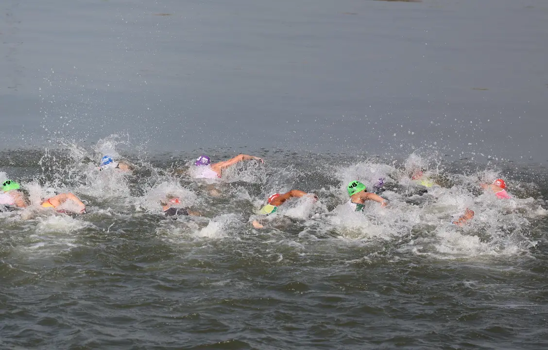 Un grupo de triatletas en la primera etapa de la prueba de triatl&oacute;n masculino de los Juegos Ol&iacute;mpicos de Par&iacute;s 2024 en Par&iacute;s, Francia. EFE/ Miguel Guti&eacute;rrez