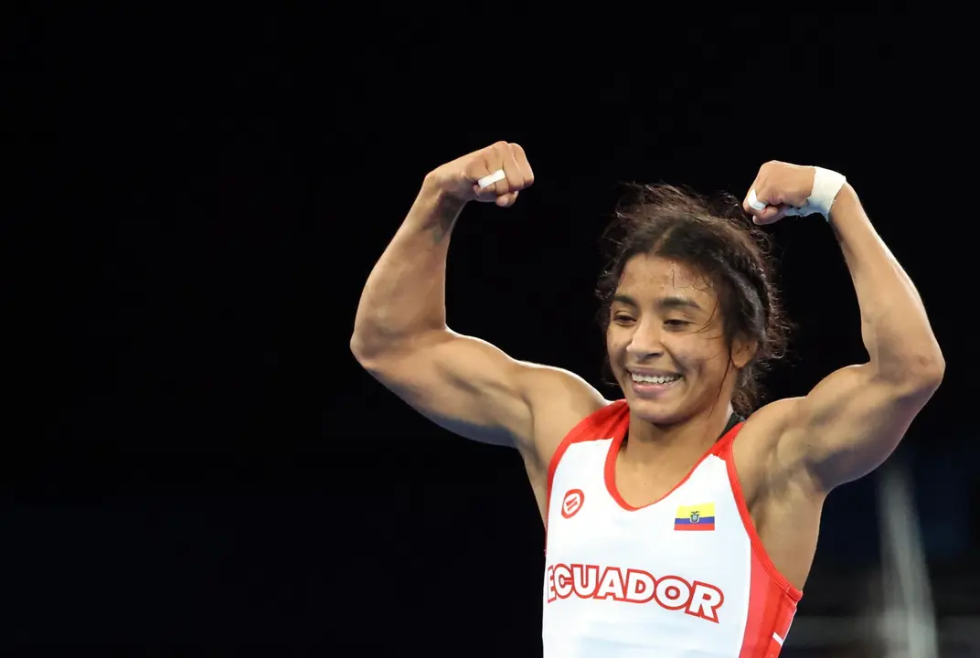 La luchadora ecuatoriana Luc&iacute;a Y&eacute;pez Guzm&aacute;n en la categor&iacute;a de lucha libre femenina de hasta 53 kilos ante la alemana Annika Wendle. EFE/EPA/YAHYA ARHAB