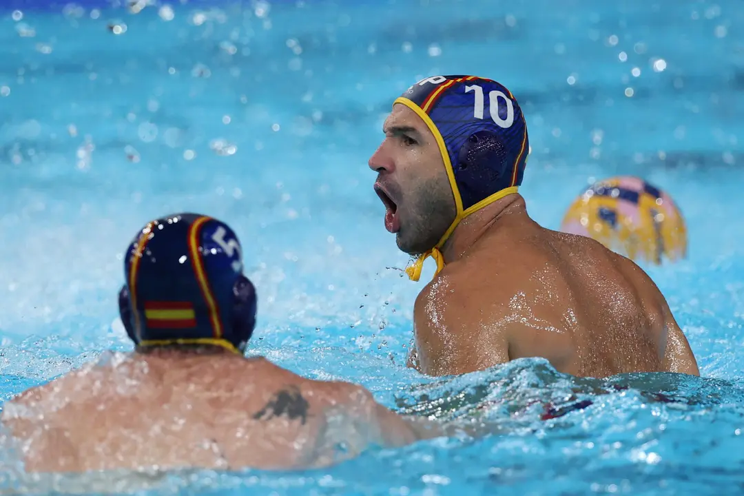 El espa&ntilde;ol Felipe Perrone (d) celebra tras marcar un gol durante el partido de waterpolo de cuartos de final entre Croacia y Espa&ntilde;a celebrado en el marco de los Juegos Ol&iacute;mpicos Par&iacute;s 2024 en Nanterre, Francia. EFE/Juanjo Martin
