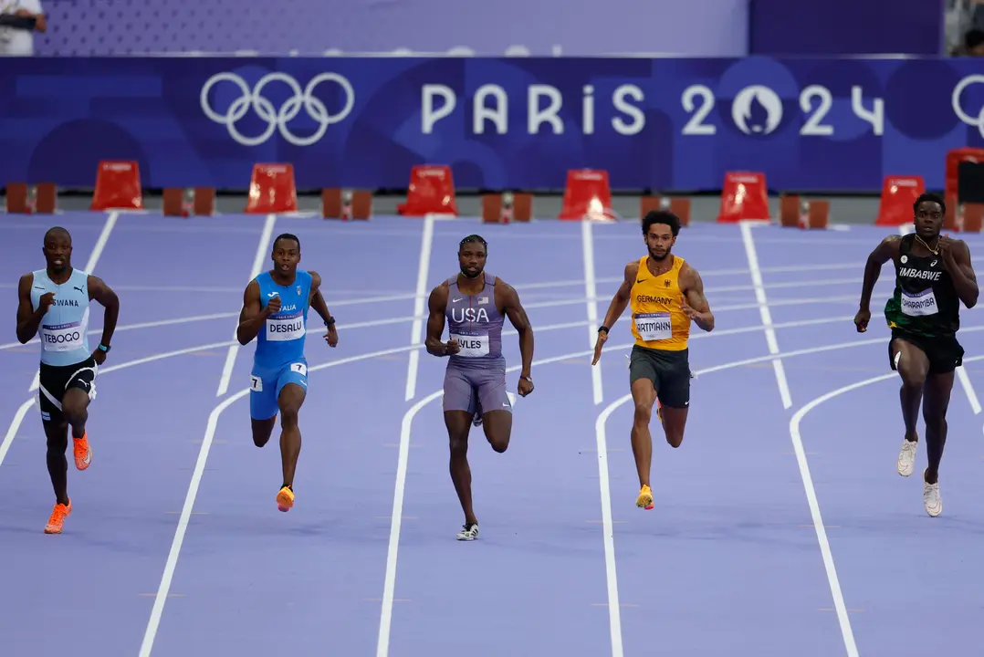 (i-d) Los atletas, el botsuano Letsile Tebogo, el italiano Eseosa Desalu, el estadounidense Noah Lyles, el alem&aacute;n Joshua Hartmann y el zimbabuense Makanakaishe Charamba, compiten en la semifinal de 200m masculino parte de los Juegos Ol&iacute;mpicos de Par&iacute;s 2024 este mi&eacute;rcoles, en la capital gala. EFE/ Julio Mu&ntilde;oz