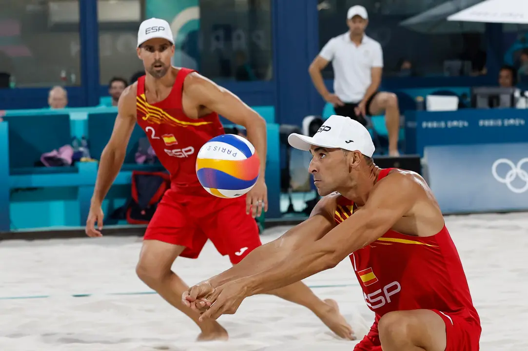 Los espa&ntilde;oles Pablo Herrera (i) y ADri&aacute;n GAvira (d) durante el partido de cuartos de final de voley playa entre Espa&ntilde;a y Noruega, de los Juegos Ol&iacute;mpicos de Par&iacute;s 2024 este mi&eacute;rcoles, en la capital gala. EFE/ Miguel To&ntilde;a