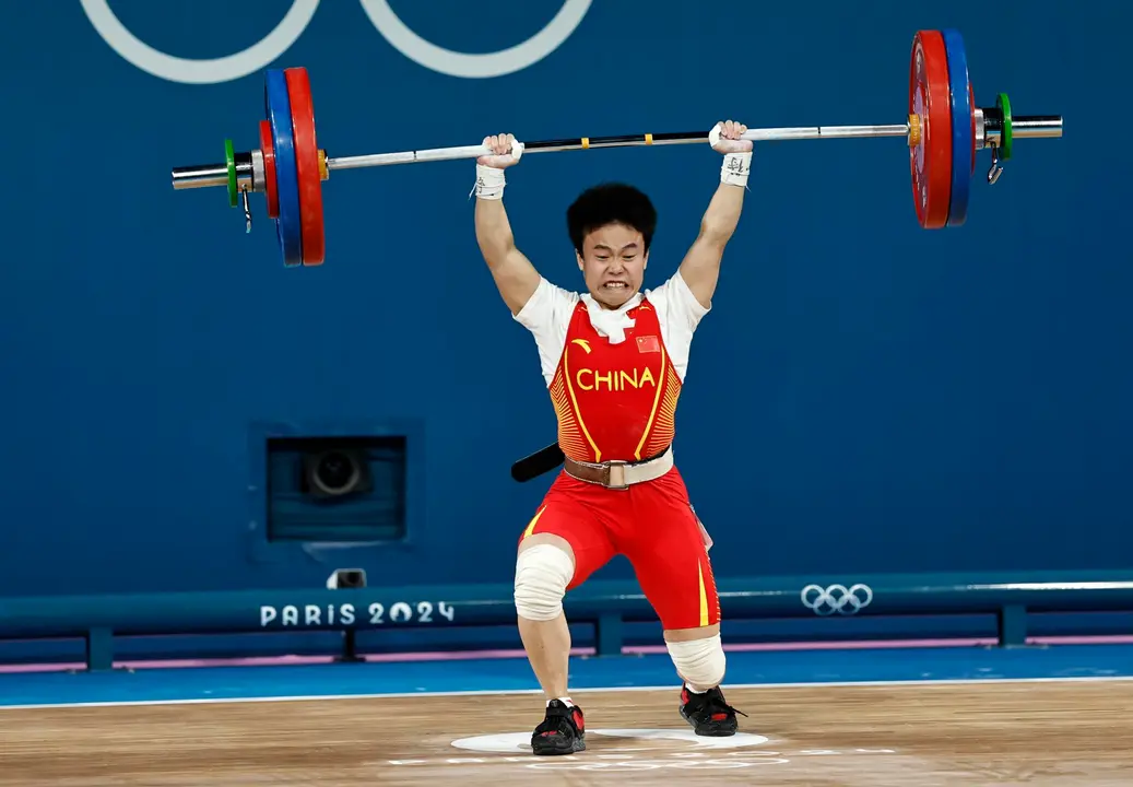 La china Zhihui Hou volvi&oacute; a ganar el oro en -49 kg de halterofilia ,en la Arena Sur de Par&iacute;s. EFE/EPA/RITCHIE B. TONGO