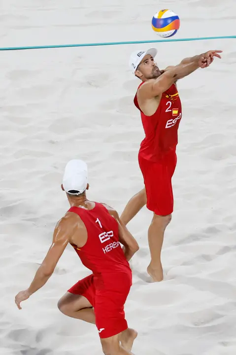 Los espa&ntilde;oles Pablo Herrera (i) y Adri&aacute;n GAvira (d) durante el partido de cuartos de final de voley playa entre Espa&ntilde;a y Noruega, de los Juegos Ol&iacute;mpicos de Par&iacute;s 2024 este mi&eacute;rcoles, en la capital gala. EFE/ Miguel To&ntilde;a