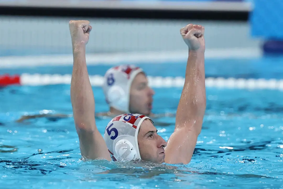 El jugador croata Maro Jokovic celebra la victoria ante Espa&ntilde;a tras el partido de waterpolo de cuartos de final entre Croacia y Espa&ntilde;a celebrado en el marco de los Juegos Ol&iacute;mpicos Par&iacute;s 2024 en Nanterre, Francia. EFE/Juanjo Martin