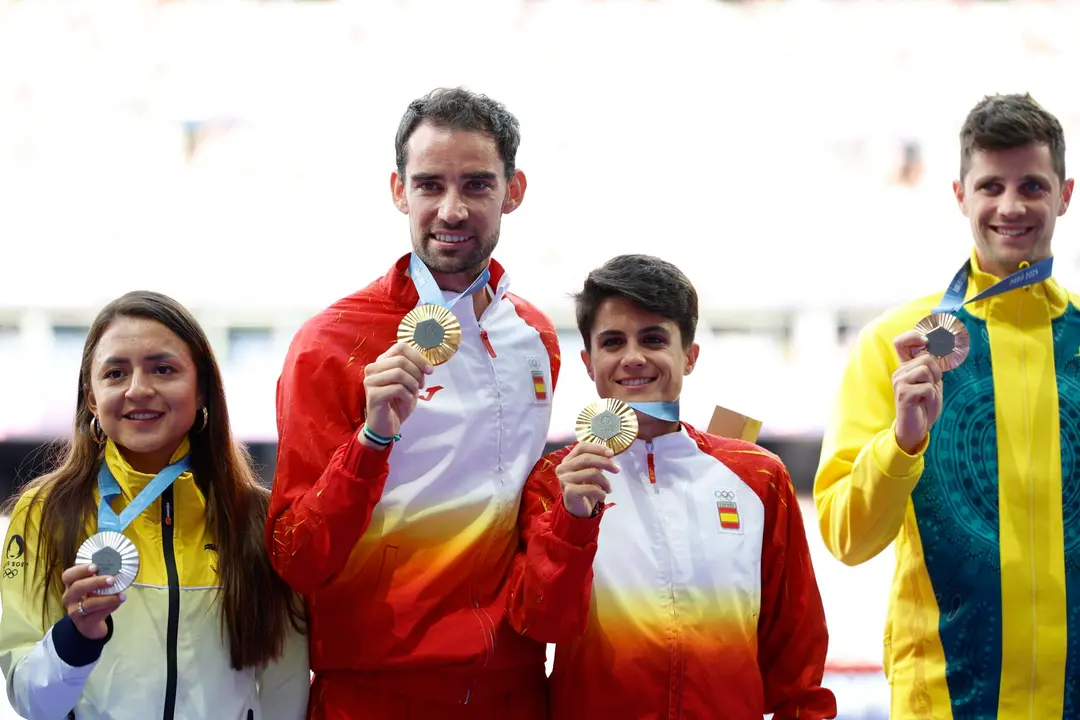 Los espa&ntilde;oles Alvaro Martin (i) y Maria Perez posan en el podio con la medalla de oro conseguida en el marat&oacute;n relevo mixto de marcha, este mi&eacute;rcoles en el estadio Stade de France en Saint Denis, Francia.  EFE/EPA/FRANCK ROBICHON