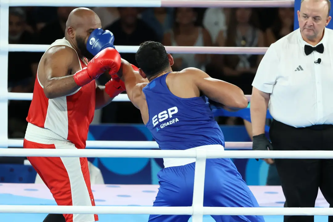 El franc&eacute;s Djamili-Dini Aboudou-Moindze (rojo) combate con el espa&ntilde;ol Ayoub Ghadfa durante la semifinal de Boxeo +92kg de los Juegos Ol&iacute;mpicos de Par&iacute;s 2024 este mi&eacute;rcoles, en el Estadio Roland-Garros de la capital gala. EFE/ Kiko Huesca