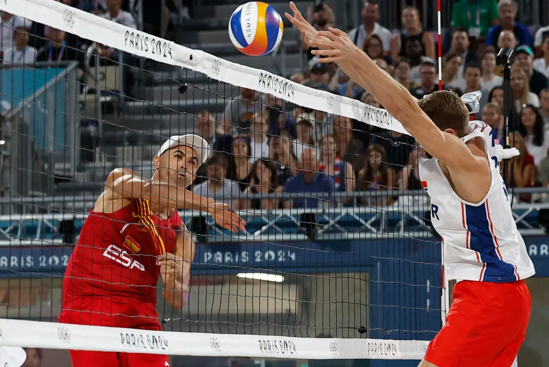 Los espa&ntilde;oles Pablo Herrera durante el partido de cuartos de final de voley playa ante la pareja noruega formada por  Anders Berntsen Mol y Christian Sandlie Soerum, de los Juegos Ol&iacute;mpicos de Par&iacute;s 2024 este mi&eacute;rcoles, en la capital gala. EFE/ Miguel To&ntilde;a