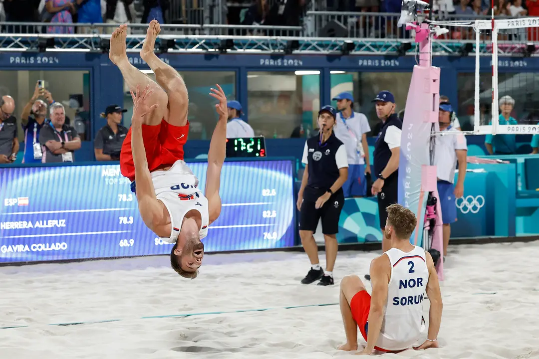Los noruegos Anders Berntsen Mol y Christian Sandlie Soerum celebran la victoria ante los espa&ntilde;oles Pablo Herrera y Adri&aacute;n Gavira tras el partido de cuartos de final de voley playa de los Juegos Ol&iacute;mpicos de Par&iacute;s 2024 este mi&eacute;rcoles, en la capital gala. EFE/ Miguel To&ntilde;a