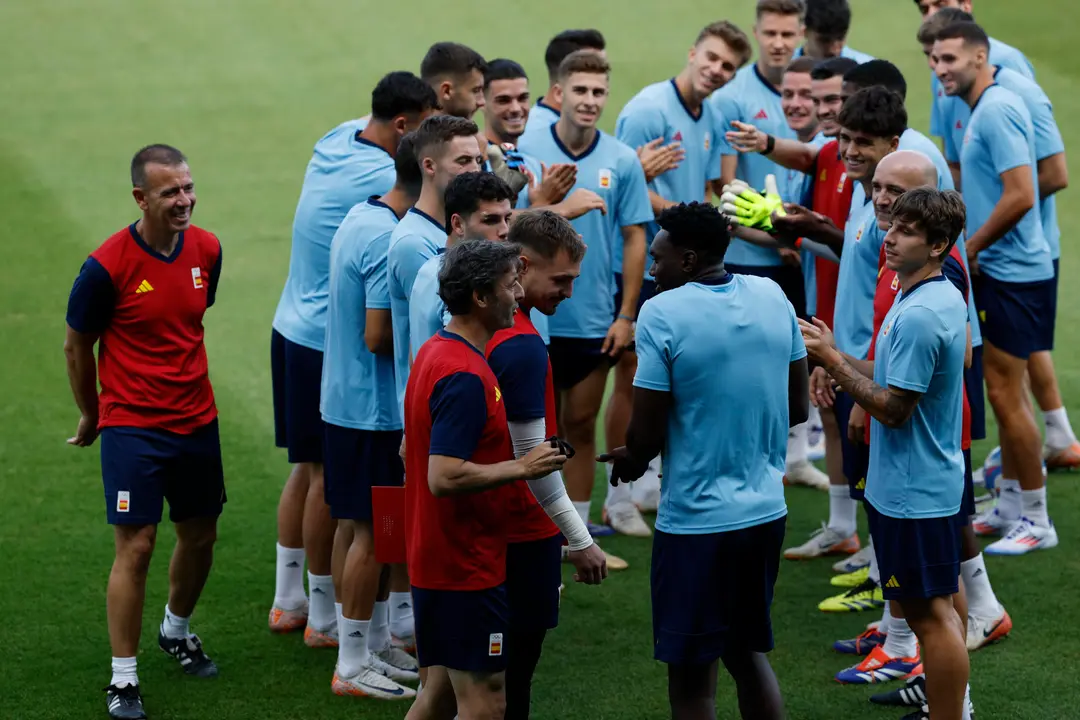 Samu Omorodion, actual delantero del Atl&eacute;tico de Madrid, con sus compa&ntilde;erpos en ele entrenamiento de este jueves. EFE/ Juanjo Martin