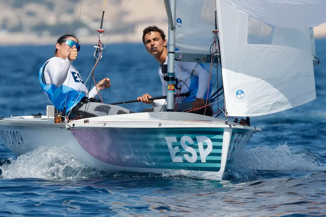 Los espa&ntilde;oles Jordi Xammar y Nora Brugman, compiten en la Medal Race de este jueves. EFE/EPA/Sebastien Nogier