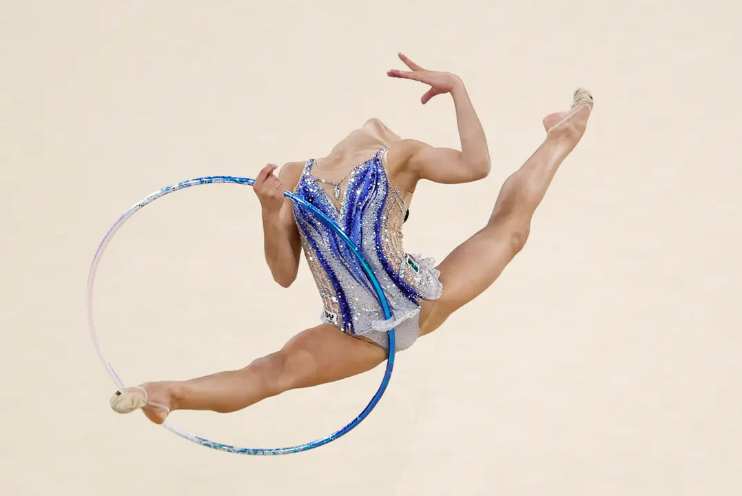 La gimnasta italiana Sof&iacute;a Raffaeli ejecuta su rutina de aro. EFE/ Sashenka Guti&eacute;rrez