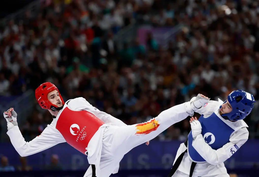 El espa&ntilde;ol Javier P&eacute;rez Polo en su combate ante el franc&eacute;s Souleyman Alaphilippe. EFE/EPA/CAROLINE BREHMAN