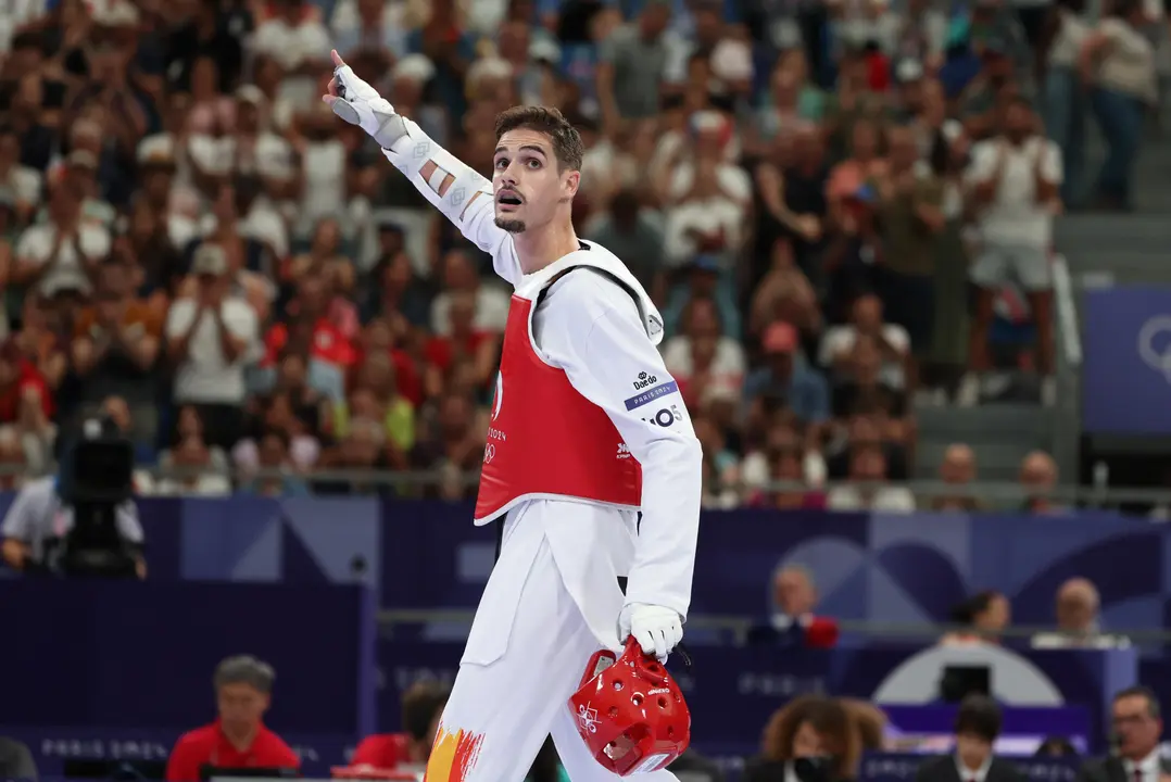 El taekwondista espa&ntilde;ol Javier P&eacute;rez Polo celebra tras imponerse al galo Souleyman Alaphilippe. EFE/ Kiko Huesca