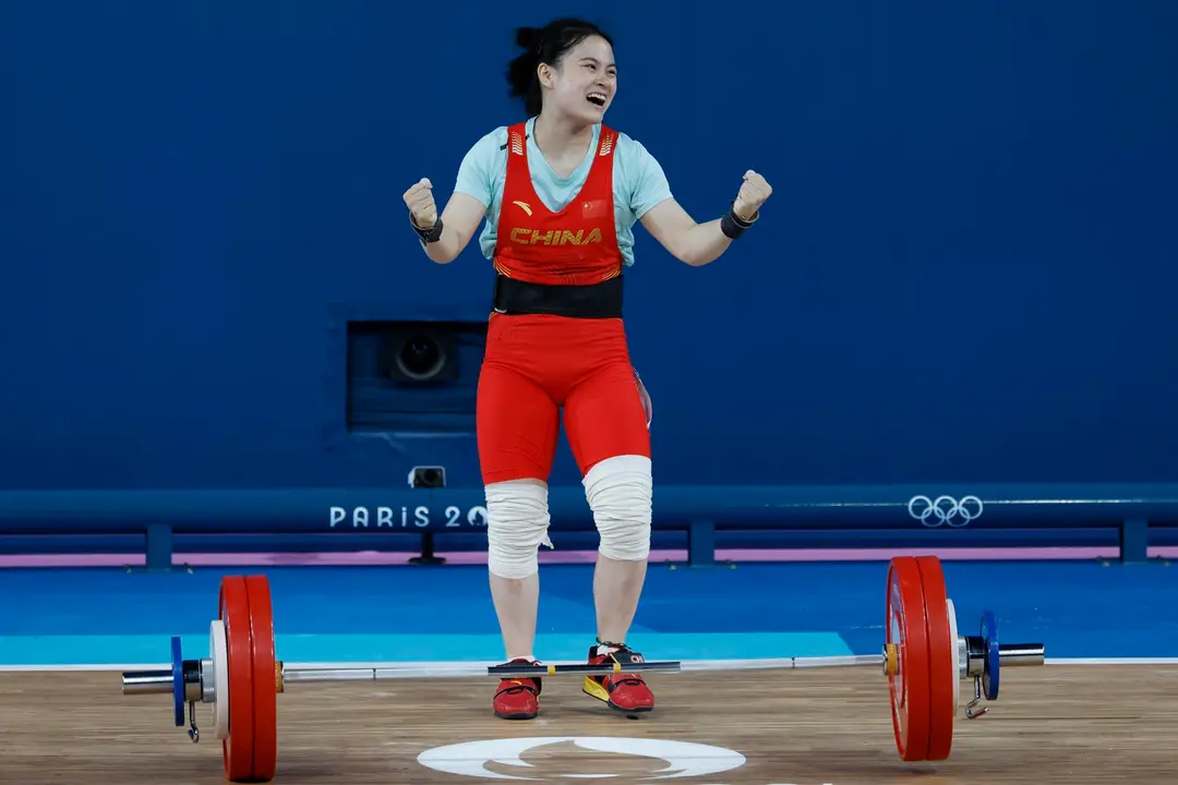 La china Shifang Luo se ha proclamado campeona ol&iacute;mpica de la categor&iacute;a de 59 kilos de halterofilia con nuevo r&eacute;cord de los Juegos (241), mientras que la venezolana Anyelin Venegas acab&oacute; cuarta. EFE/EPA/MAST IRHAM