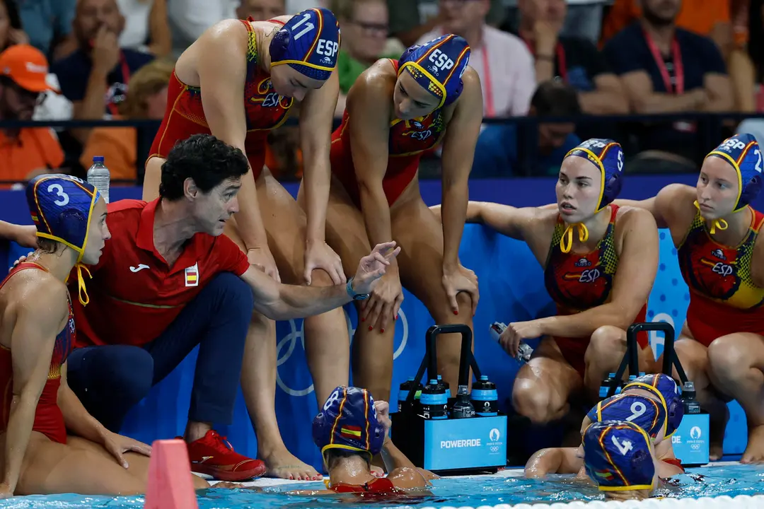 NANTERRE, 08/08/2024.- El seleccionador del equipo femenino espa&ntilde;ol de waterpolo Miguel &Aacute;ngel Oca (2i) da instrucciones a sus jugadoras contra Pa&iacute;ses Bajos durante la semifinal de los Juegos Ol&iacute;mpicos de Par&iacute;s 2024 contra Pa&iacute;ses Bajos este jueves en Nanterre. EFE/ Juanjo Mart&iacute;n