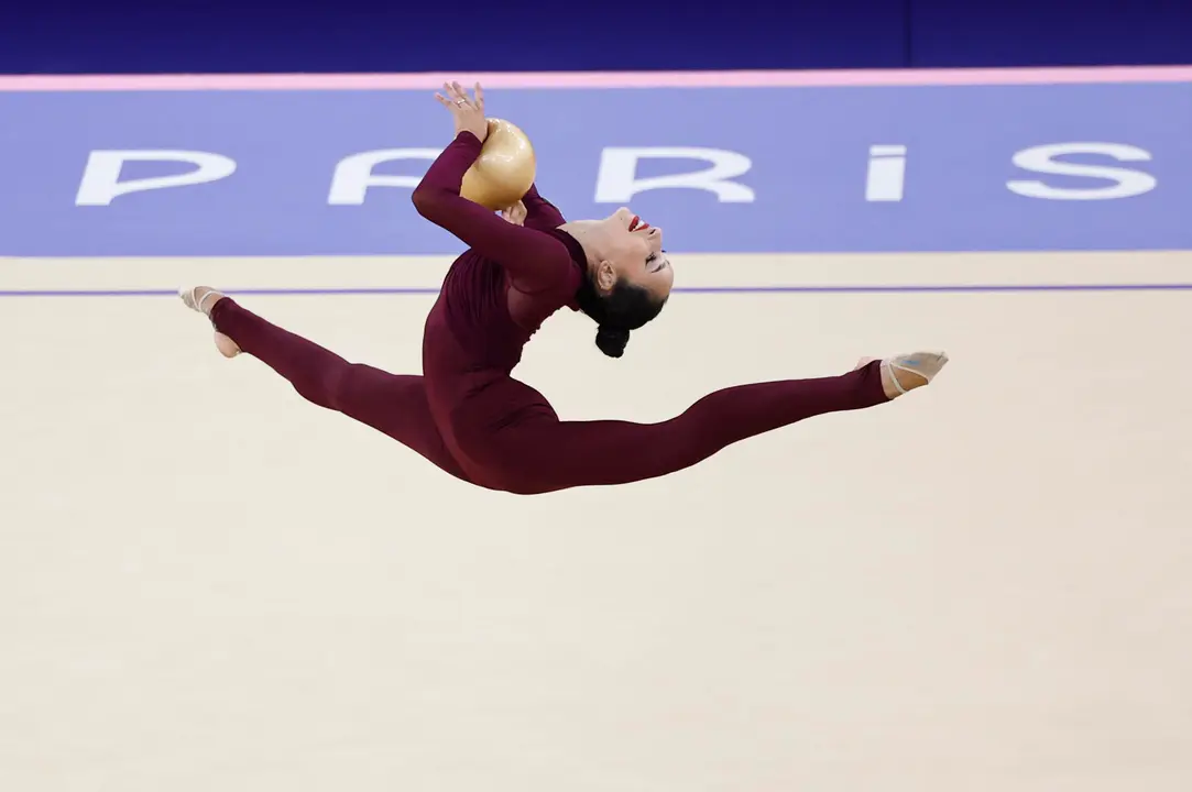 La gimnasta espa&ntilde;ola Alba Bautista ejecuta su rutina de pelota mientras compite en la fase clasificatoria del concurso completo individual de gimnasia r&iacute;tmica de los Juegos Ol&iacute;mpicos de Par&iacute;s 2024 en la capital francesa este jueves. EFE/ Sashenka Guti&eacute;rrez