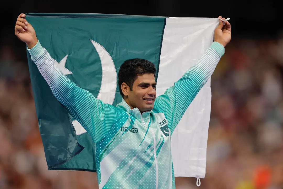 El pakistan&iacute; Arshad Nadeem celebra el oro en lanzamiento de jabalina masculino, en el marco de los Juegos Ol&iacute;mpicos Par&iacute;s 2024, este jueves, en la capital gala. EFE/ Lavandeira Jr