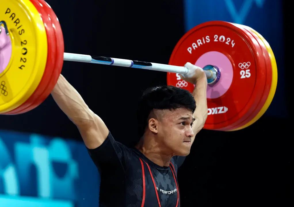 El indonesio Rizki Juniansyah gan&oacute; la medalla de oro de la categor&iacute;a de 73 kilogramos de halterofilia con nuevo r&eacute;cord de los Juegos Ol&iacute;mpicos en envi&oacute;n (199 kilos), adem&aacute;s de levantar 155 kg en arrancada para una puntuaci&oacute;n total de 354. EFE/EPA/MAST IRHAM