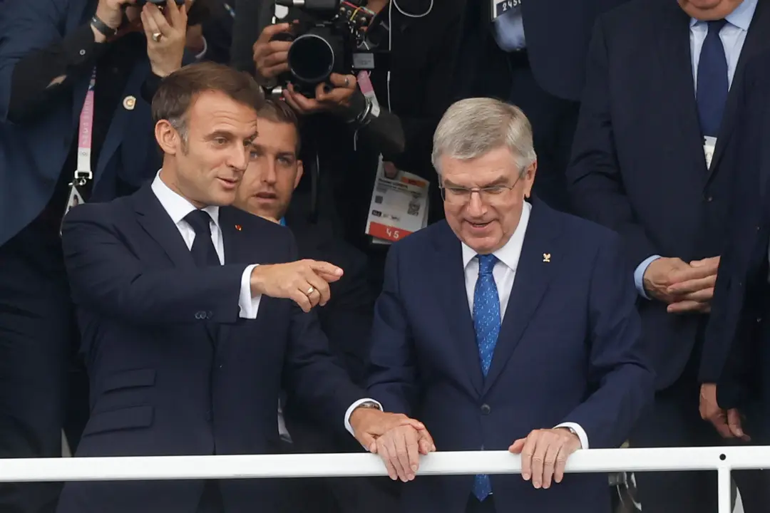 El presidente de Francia, Emmanuel Macron (i), conversa con el presidente del COI, Thomas Bach (d), a su llegada a la tribuna de autoridades en la Plaza del Trocadero antes del inicio de la ceremonia de inauguraci&oacute;n de los Juegos Ol&iacute;mpicos de Par&iacute;s 2024. EFE/ Juanjo Mart&iacute;n