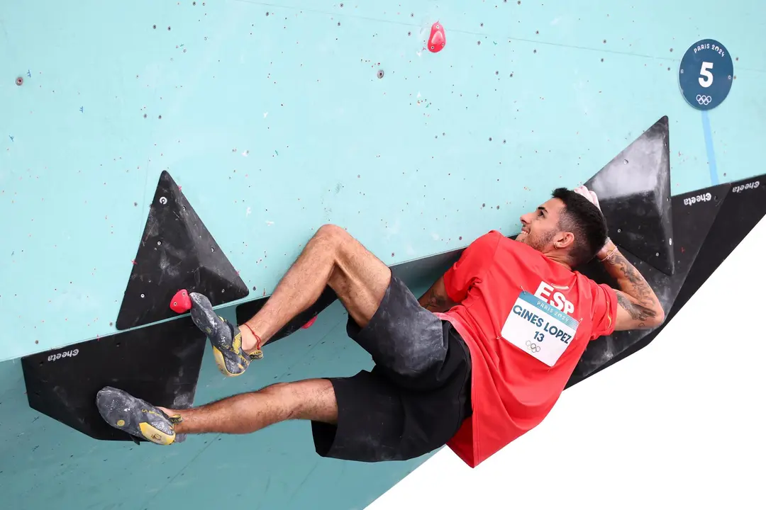 El espa&ntilde;ol Alberto Gin&eacute;s L&oacute;pez, durante su participaci&oacute;n en la final de bloques de la Escalada Deportiva en los Juegos Ol&iacute;mpicos de Par&iacute;s 2024. EFE/EPA/CHRISTOPHE PETIT TESSON