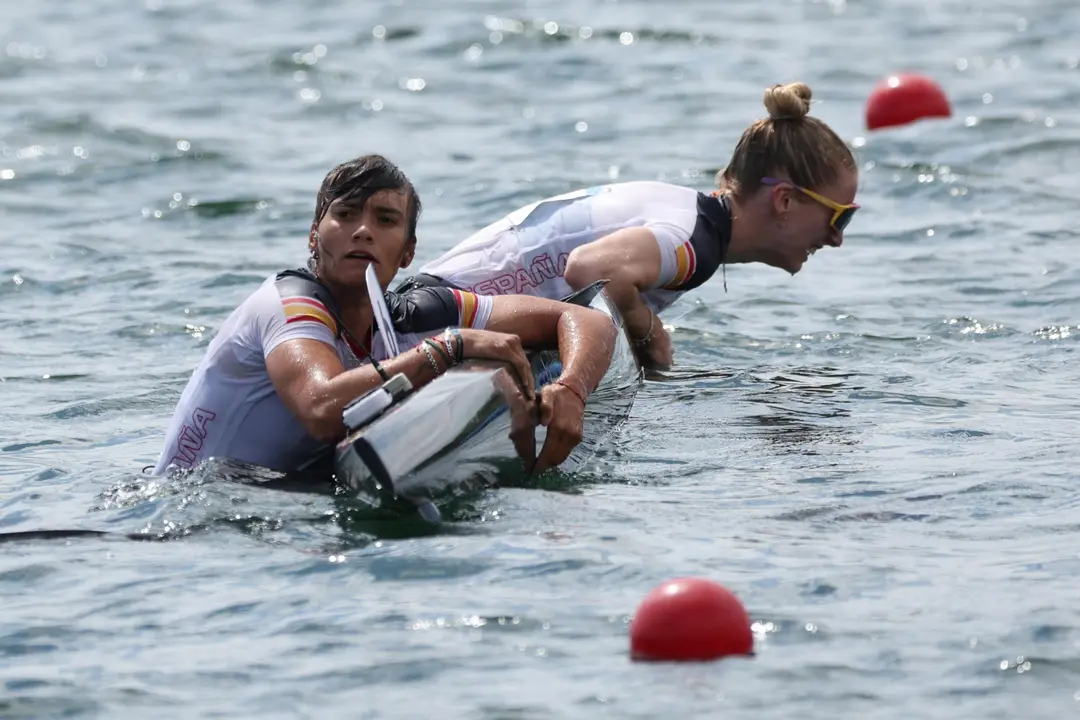 Carolina Garc&iacute;a Otero y Sara Ouzande , tras volcar en la final B del K 2 500 m femenino de los Juegos Ol&iacute;mpicos de Par&iacute;s 2024. EFE/EPA/M&Aacute;XIMO SHIPENKOV