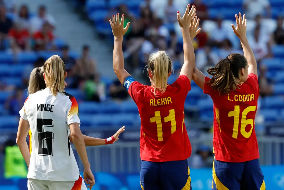 Las futbolistas espa&ntilde;olas Alexia Putellas (2d) y Laia Codina (d) ante Alemania durante el partido por la medalla de bronce. EFE/ Miguel To&ntilde;a