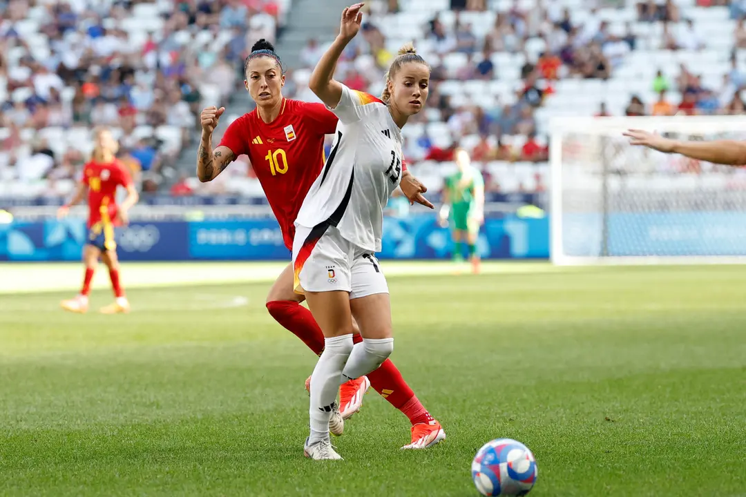 LYON, 09/08/2024.- La jugadora de Espa&ntilde;a Jennifer Hermoso (i) en acci&oacute;n ante la jugadora de Alemania Giulia Gwinn durante el partido por la medalla de bronce de los Juegos Ol&iacute;mpicos de Par&iacute;s 2024 contra Alemania este viernes en el Estadio de Lyon. EFE/ Miguel To&ntilde;a