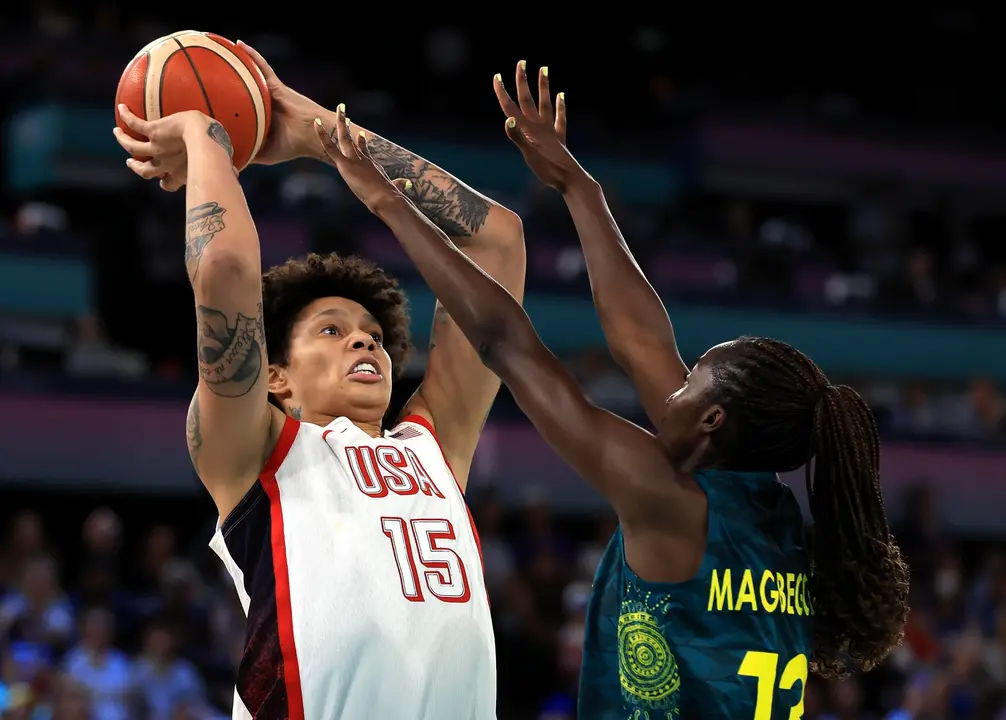Paris (France), 09/08/2024.- Estados Unidos, la gran favorita, que busca un octavo oro seguido, hizo buenos los pron&oacute;sticos y logr&oacute; el pase a la final del torneo ol&iacute;mpico de baloncesto femenino de los Juegos Ol&iacute;mpicos de Par&iacute;s 2024, tras derrotar este viernes a Australia (85-64), en el Arena Bercy de la capital francesa; y espera rival, que resultar&aacute; del Francia-B&eacute;lgica, que se juega m&aacute;s tarde. EFE/EPA/RITCHIE B. TONGO