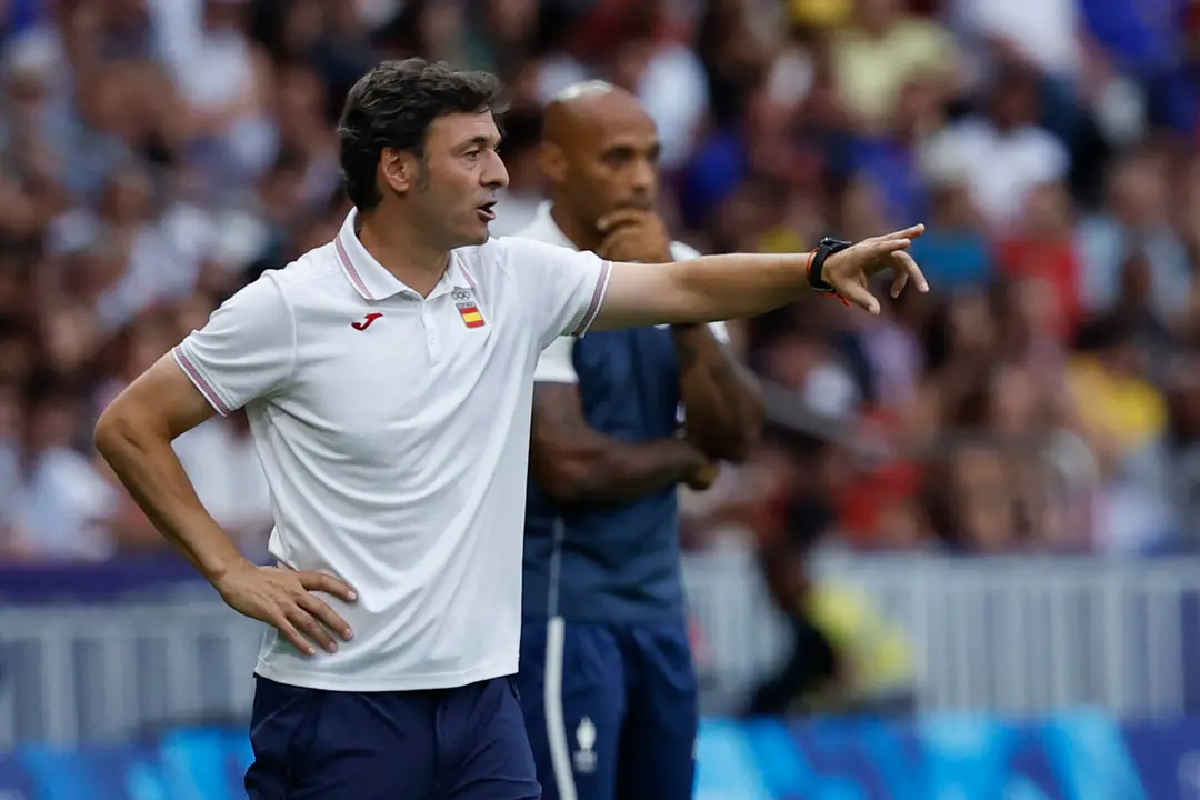 El entrenador espa&ntilde;ol, Santi Denia, durante el partido por la medalla de oro de los Juegos Ol&iacute;mpicos de Par&iacute;s 2024 que Francia y Espa&ntilde;a disputan este viernes en el Parc des Princes, de Paris . EFE/ JUANJO MARTIN