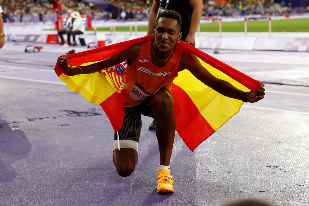 El atleta espa&ntilde;ol Jordan Alejandro D&iacute;az celebra el oro en la final de Triple salto masculino en el marco de los Juegos Ol&iacute;mpicos Par&iacute;s 2024, este viernes en el Estadio de Francia de Saint-Denis.   EFE/ Julio Munoz