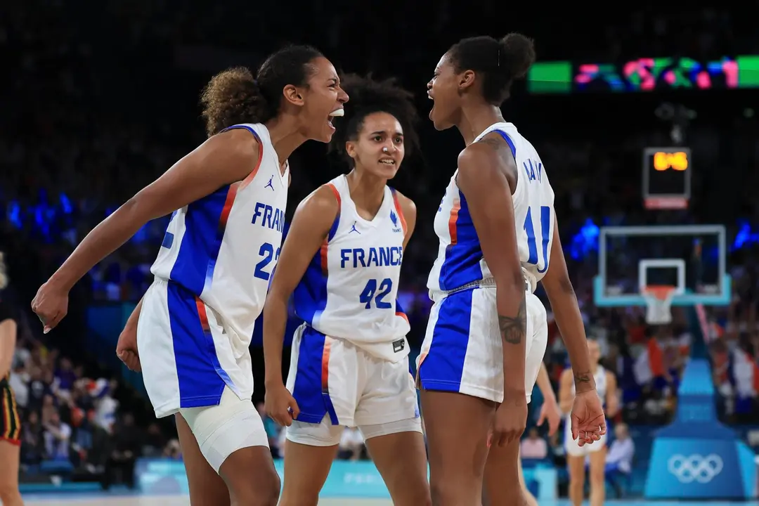 Paris (Francia), 09/08/2024.- Francia le discutir&aacute; el oro a Estados Unidos en la final del torneo ol&iacute;mpico de baloncesto femenino de Par&iacute;s 2024, que se disputar&aacute;, de nuevo en el Arena Bercy, este domingo, donde, previamente, B&eacute;lgica y Australia pelear&aacute;n por el bronce. EFE/EPA/RITCHIE B. TONGO